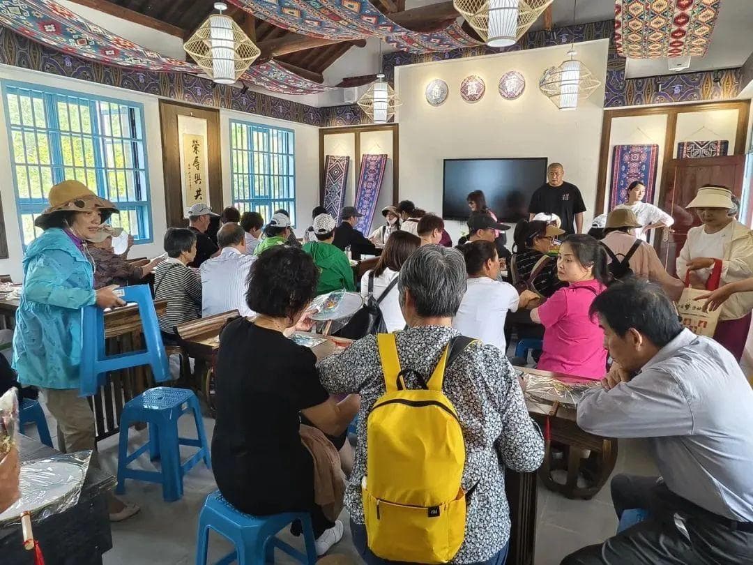 安吉游客齐聚逸逸村，体验畲族传统习俗文化