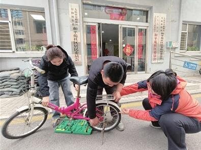 弘扬和传承雷锋精神 多个社区开展志愿服务活动