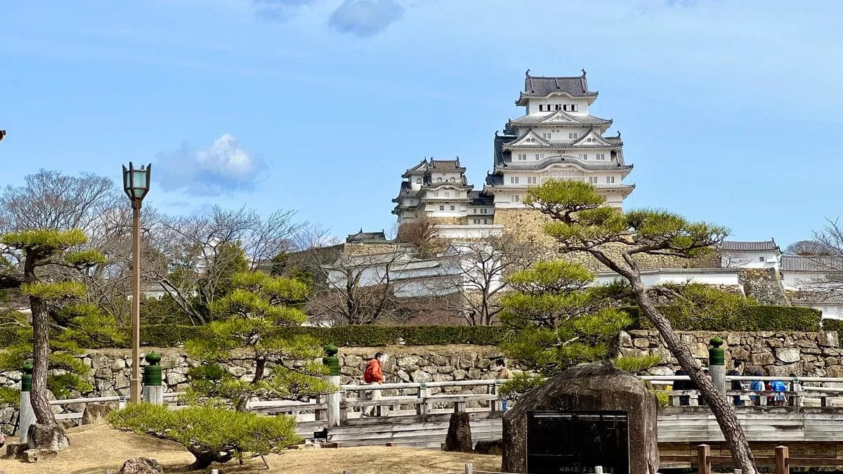 探索姬路城天守阁内部：日本最美城堡及其巧妙防御系统详解