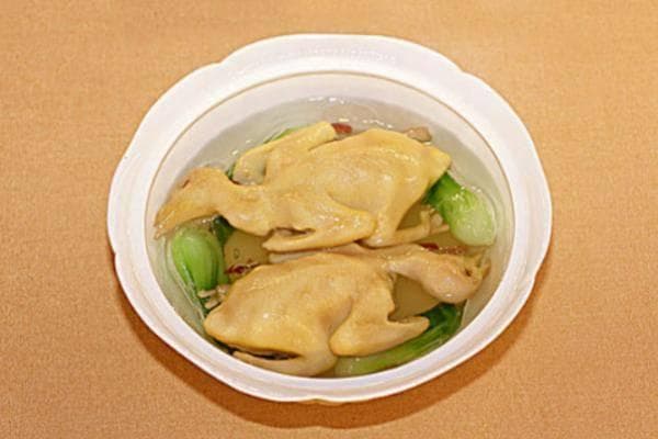 清蒸鸽子，不仅肉质鲜嫩，且富含高蛋白与多种微量元素