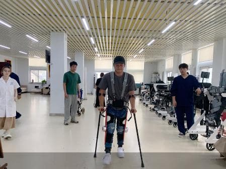 探访北京新质生产力·走出实验室 ｜ 重新行走成真，残障人士穿上钢铁骨骼