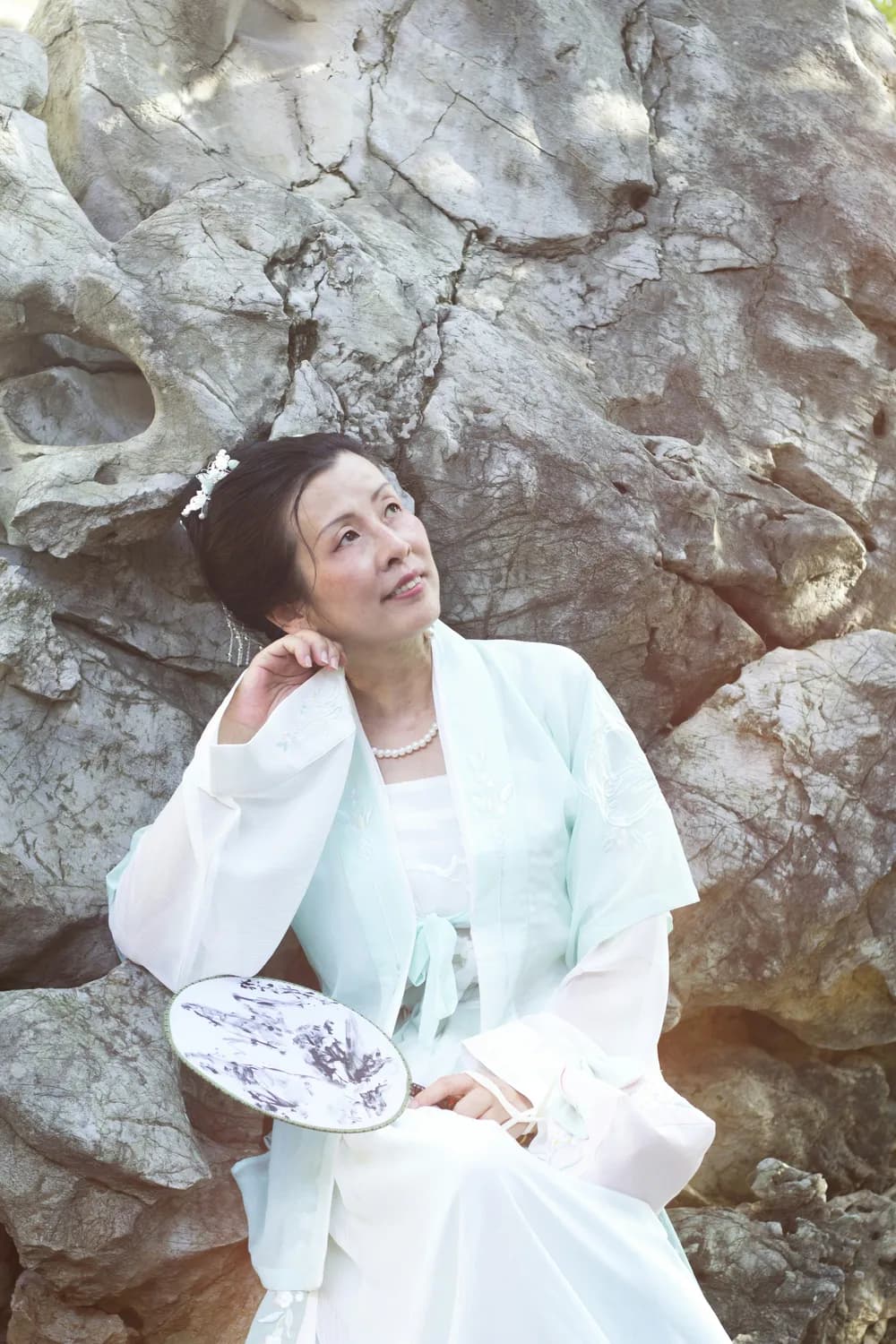 赵雅芝重返湾区舞台，60+仍活跃：用热爱延续艺术生命