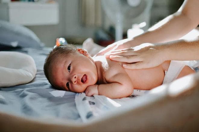 吐奶、鼻塞、肠绞痛...30个婴幼儿日常护理小妙招，转发收藏！