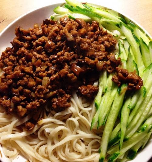 手把手教你做中华炸酱面（传统美食的制作技巧和口感体验）
