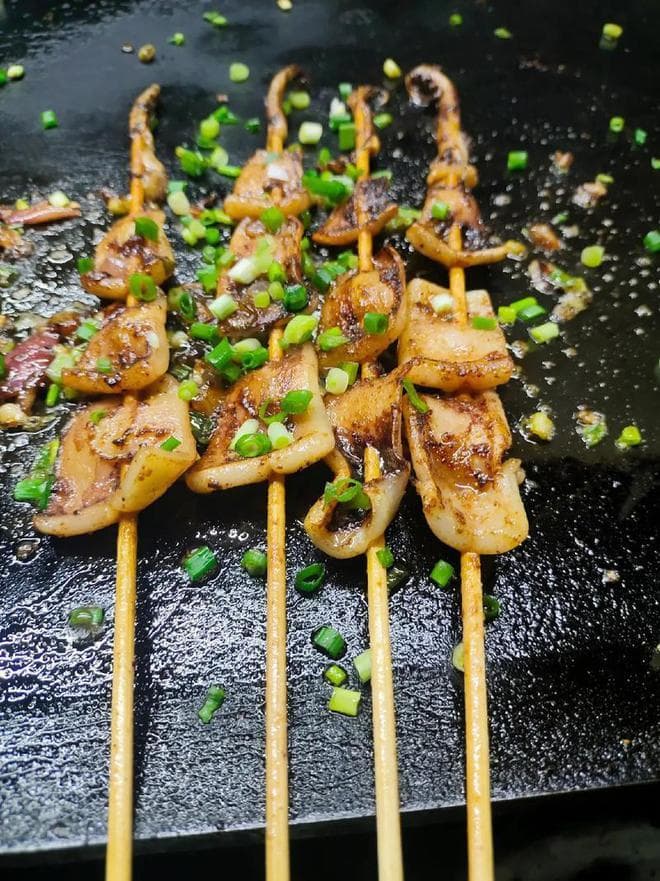 铁板鱿鱼：街头的味觉传奇