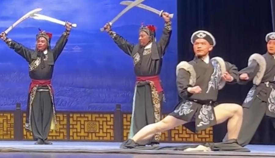 武生裤子脱落继续翻跟头，认真坦荡的人都会赢得满堂喝彩