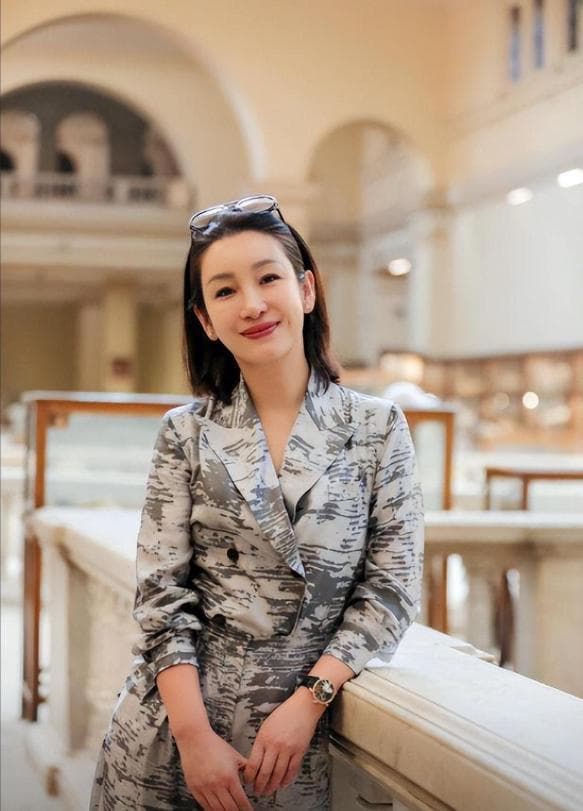 秦海璐：家庭变故中显孝道，用坚韧精神克服外貌质疑
