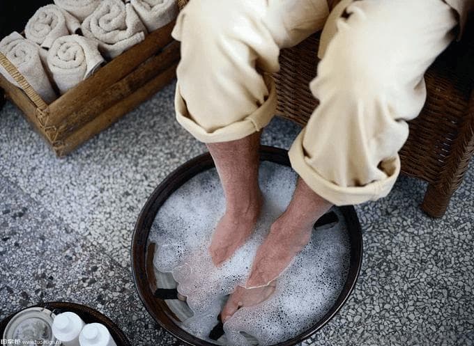 大雪后老年人科学泡脚指南：温暖养生，促进血液循环