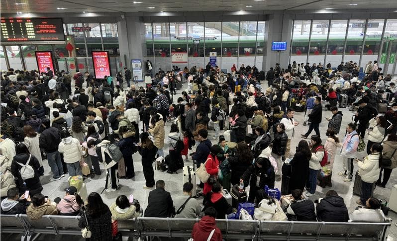 成都春运迎来送客最高峰 地铁首班车提前应对大客流