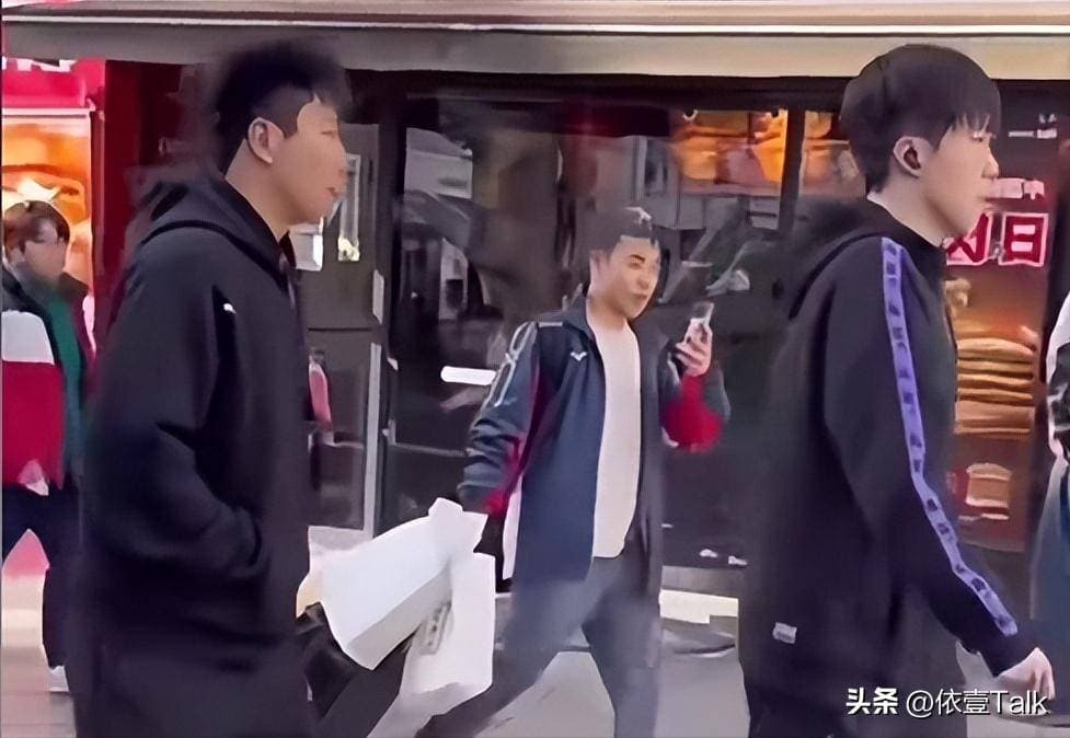 从冠军到“暖男”：王楚钦福冈街头借钱助粉丝引热议