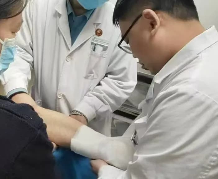 揭秘骨科医生的「硬核」日常：不为人知的「抱大腿」秘密！