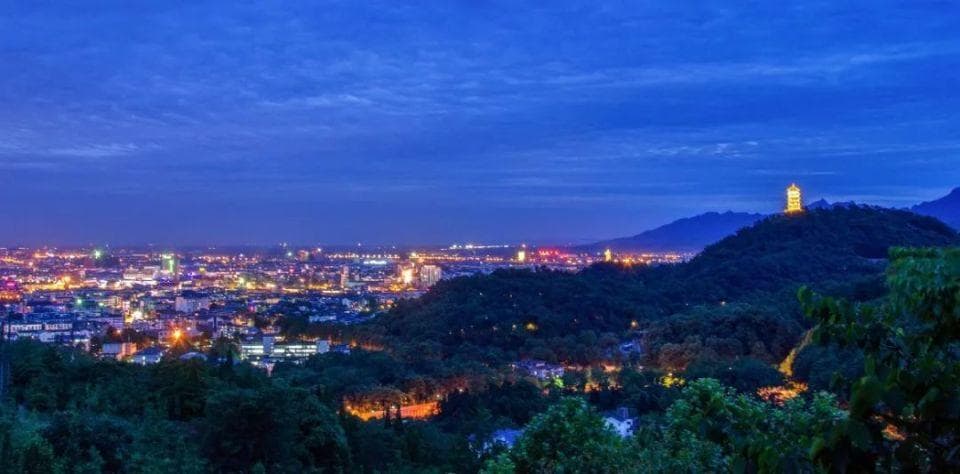 灌县古城夜景：国家级文旅集聚区里的璀璨与古韵