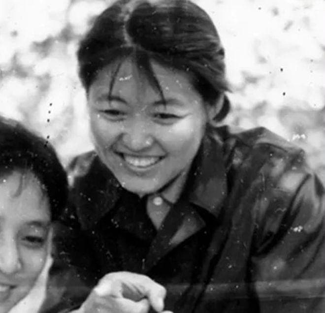 70年代傅莹年轻时，一张罕见的留影，从下乡知青到外交“铁娘子”