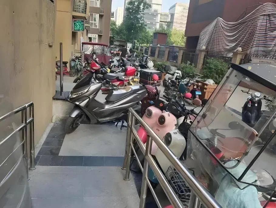 小区内车辆乱停，该怎么整治？