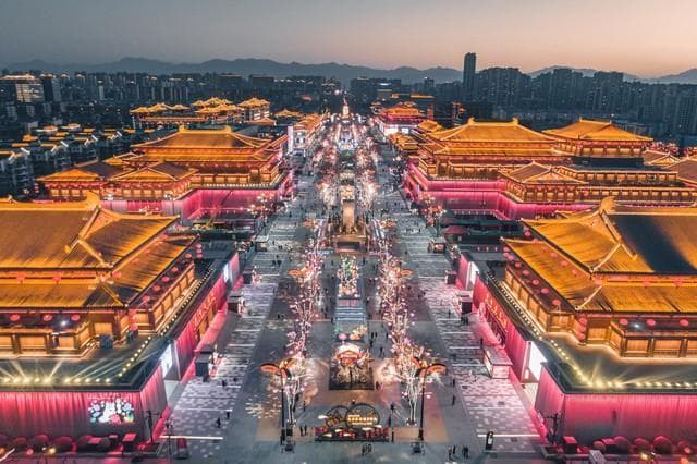 西安大唐不夜城：夜景璀璨人流如织，历史文化与现代科技的奇妙融合