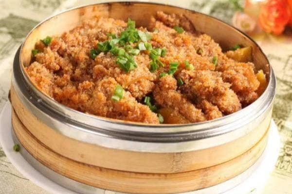 粉蒸肉，一道经典的中华美食，口感糯软，香气扑鼻，深受食客喜爱