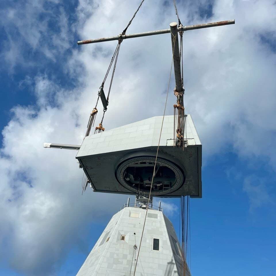 美国海军展示"朱姆沃尔特"号驱逐舰的新型高超音速导弹发射器 总共有4个