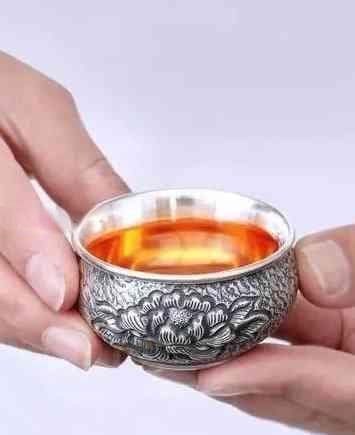 鎏银杯中品味普洱茶的艺术：是否能取代泡茶的经典水杯？