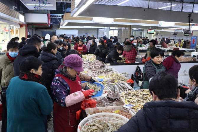 舟山嵊泗海鲜市场年味浓 呛蟹两只50元 市民游客囤货忙