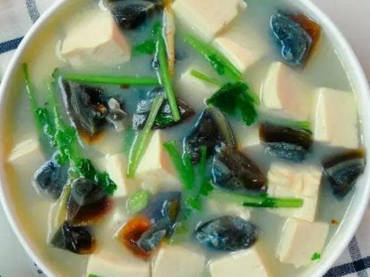 皮蛋豆腐汤：一道色香味俱佳的家常美味