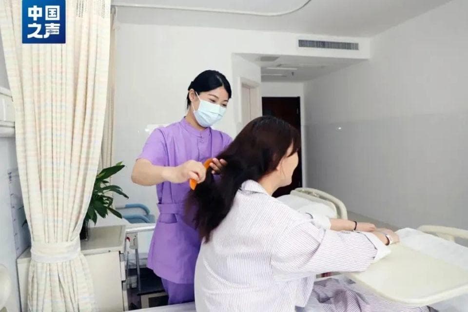 “免陪照护服务”来了！如何破解“一人住院，全家奔波”难题？