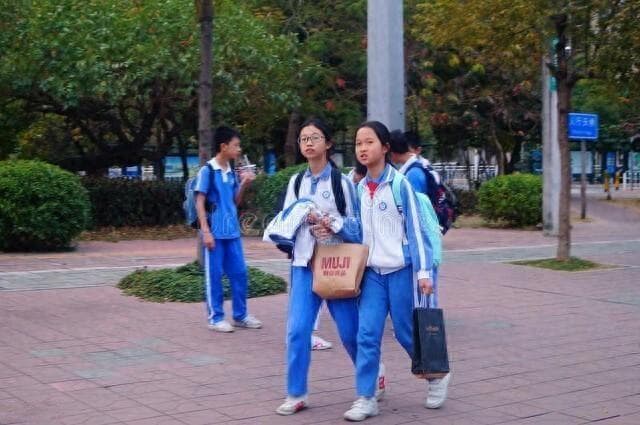 高考在即，高中生是否周末双休，家长学生吵翻天，你怎么看？