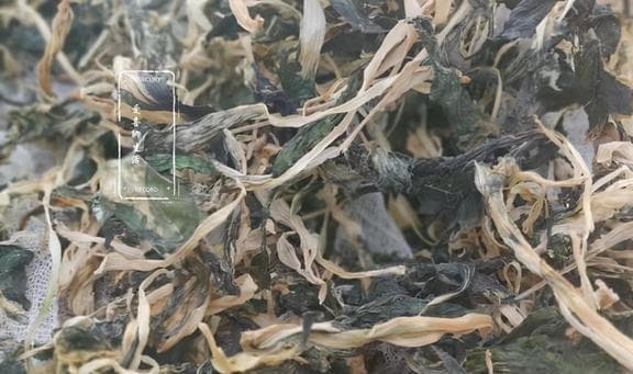 霜降后，我家常吃菜干，泡一泡切碎上锅蒸熟，清香扑鼻，简单好吃