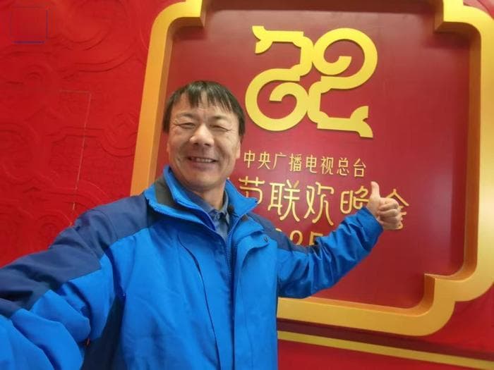 首邀普通人报幕！草根上春晚，唱的是"劳动者之歌"