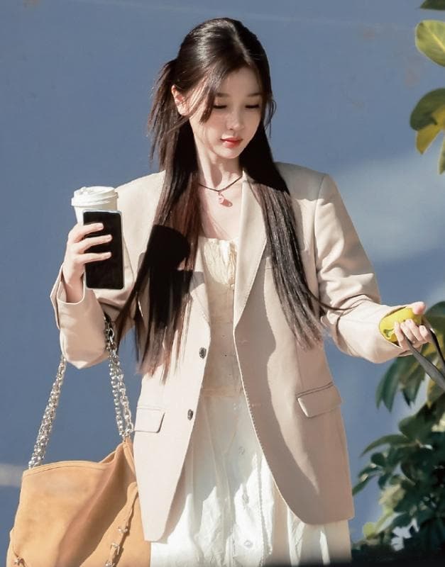 虞书欣《双轨》造型解析：黑长直+米色西服的温婉知性风