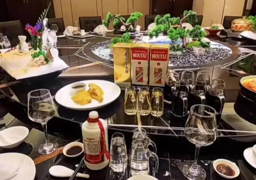 100ml与500ml飞天茅台酒质不同吗？为何相差800元？