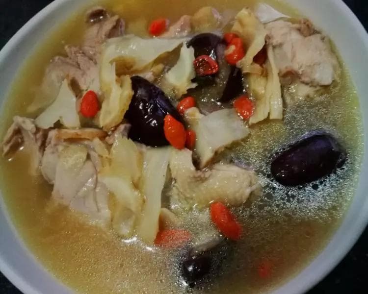 药材炖鸡汤：一道养生滋补的美味佳肴