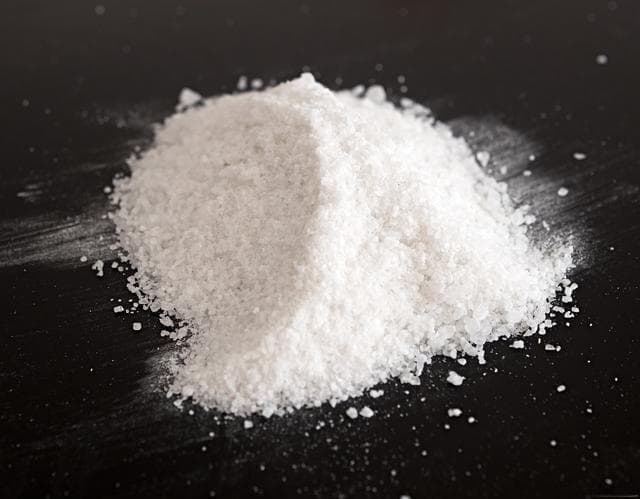 亚硝酸钠（NaNO₂）：一种常见无机化合物的性质与应用
