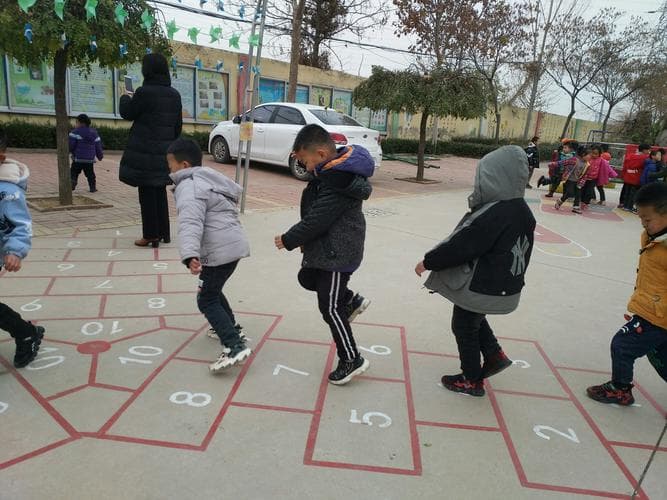 幼儿体育活动跳房子