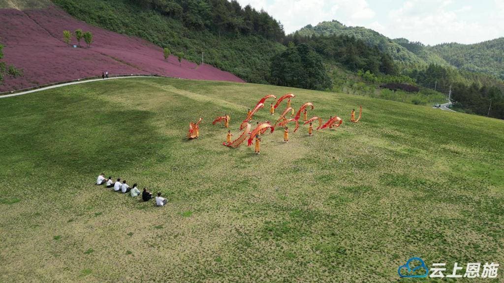 建始：传统舞蹈庆祝教师节 龙腾飞舞叙述师生情