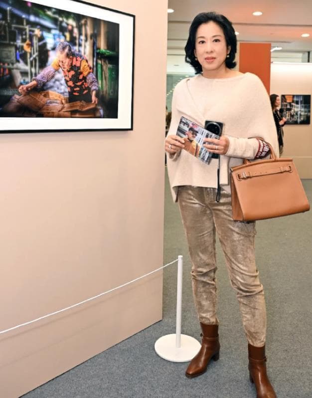 71岁赵雅芝：慈善展上展风采，透露重返荧幕意愿