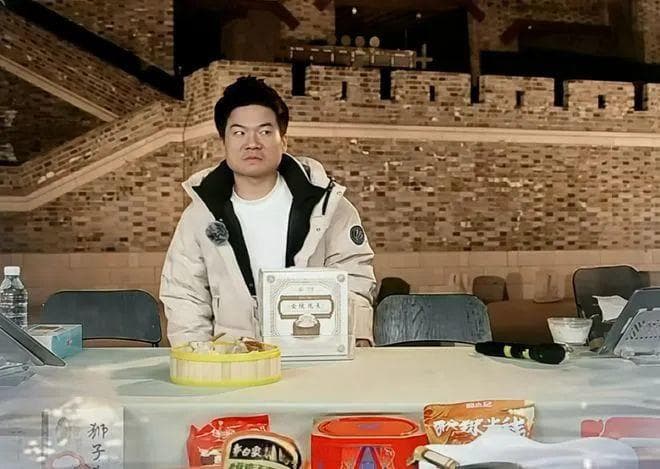 独立100天董宇辉尝到流量的“毒”，才子形象崩塌：董宇辉都犯了什么错？