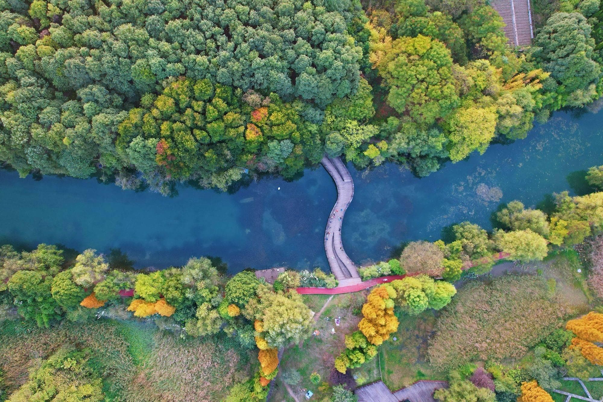 贵阳花溪十里河滩：背靠青山的湿地公园，秋季游玩胜地
