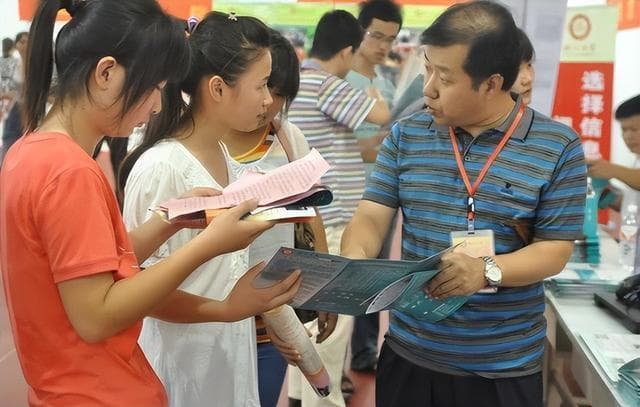 为缩小教育资源差距，教育部门将在北京上海推行教师轮岗制