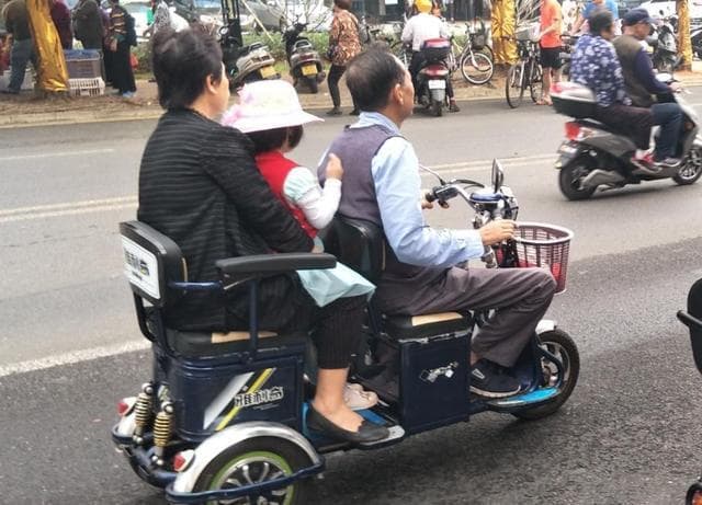 70岁以上的老年人，选择哪种电动车？5种车型放心骑，注意7点要求