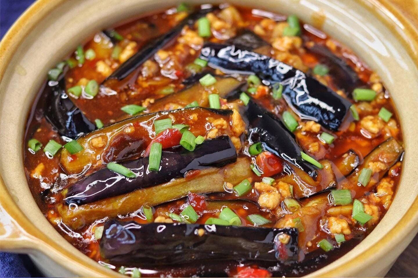 鱼香茄子煲的家常做法，软烂入味，汤汁浓郁，开胃下饭，巨好吃
