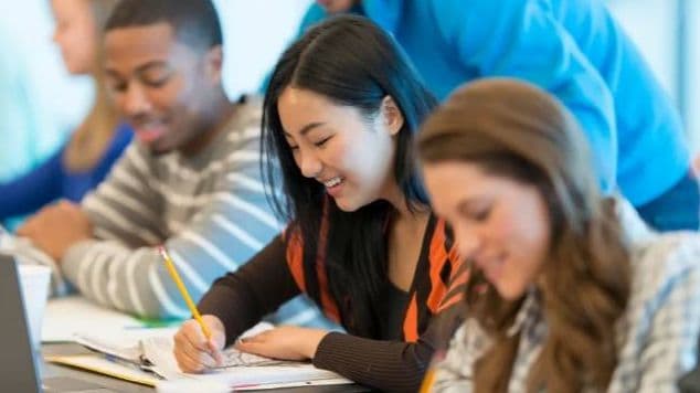 英国中学出奇招！为提升出勤率，奖品诱惑能否战胜罚款威慑？