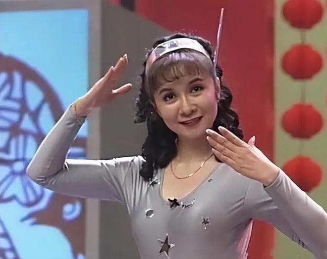 蔡明《机器人趣话》：一部映照人性的春晚经典