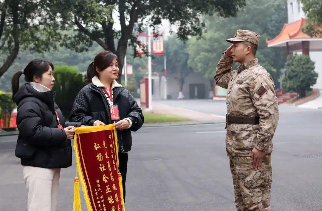 点赞！乘客突发疾病，武警战士紧急施救