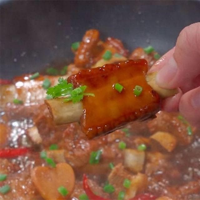 红烧排骨怎么做，从选材到上桌，每一步都让你垂涎三尺！