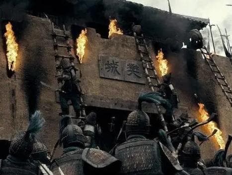古代攻城与守城的智慧较量：为何不直接推倒攻城梯？
