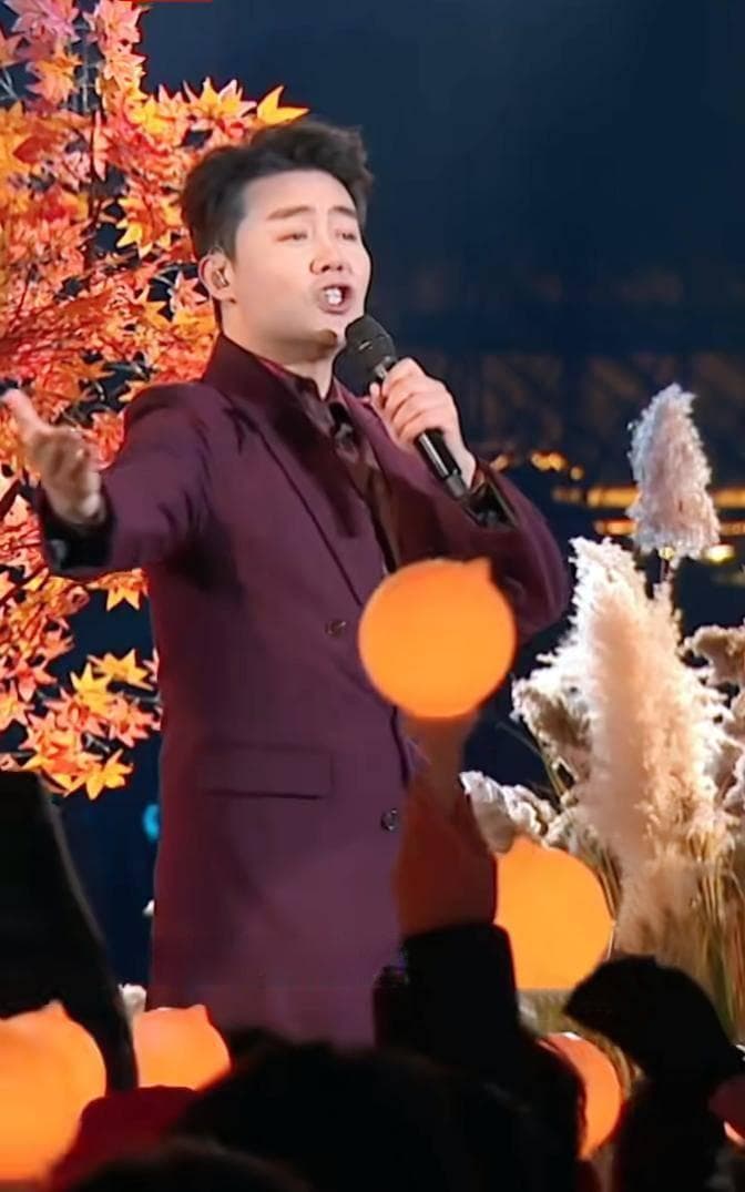 狼戈央视跨年再唱《苹果香》，感动无数观众
