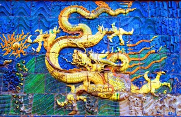 为什么秦始皇穿黑龙袍，而唐太宗、宋太祖却穿黄龙袍