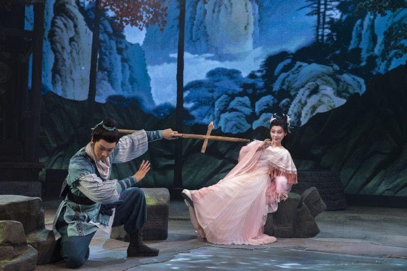 花鼓戏也吊威亚？沉浸式幻境秀《新刘海砍樵》来了