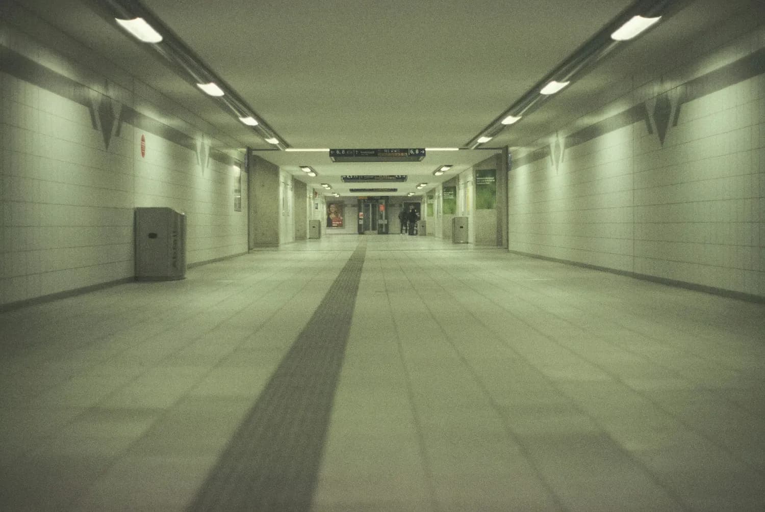 哈尔滨中央大街完成改造：防滑地毯和夜景升级让百年老街更安全迷人