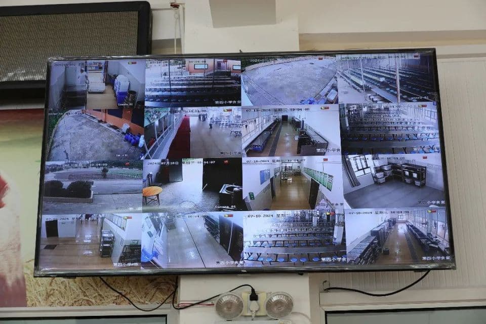 普定： 让学生餐在阳光下运行